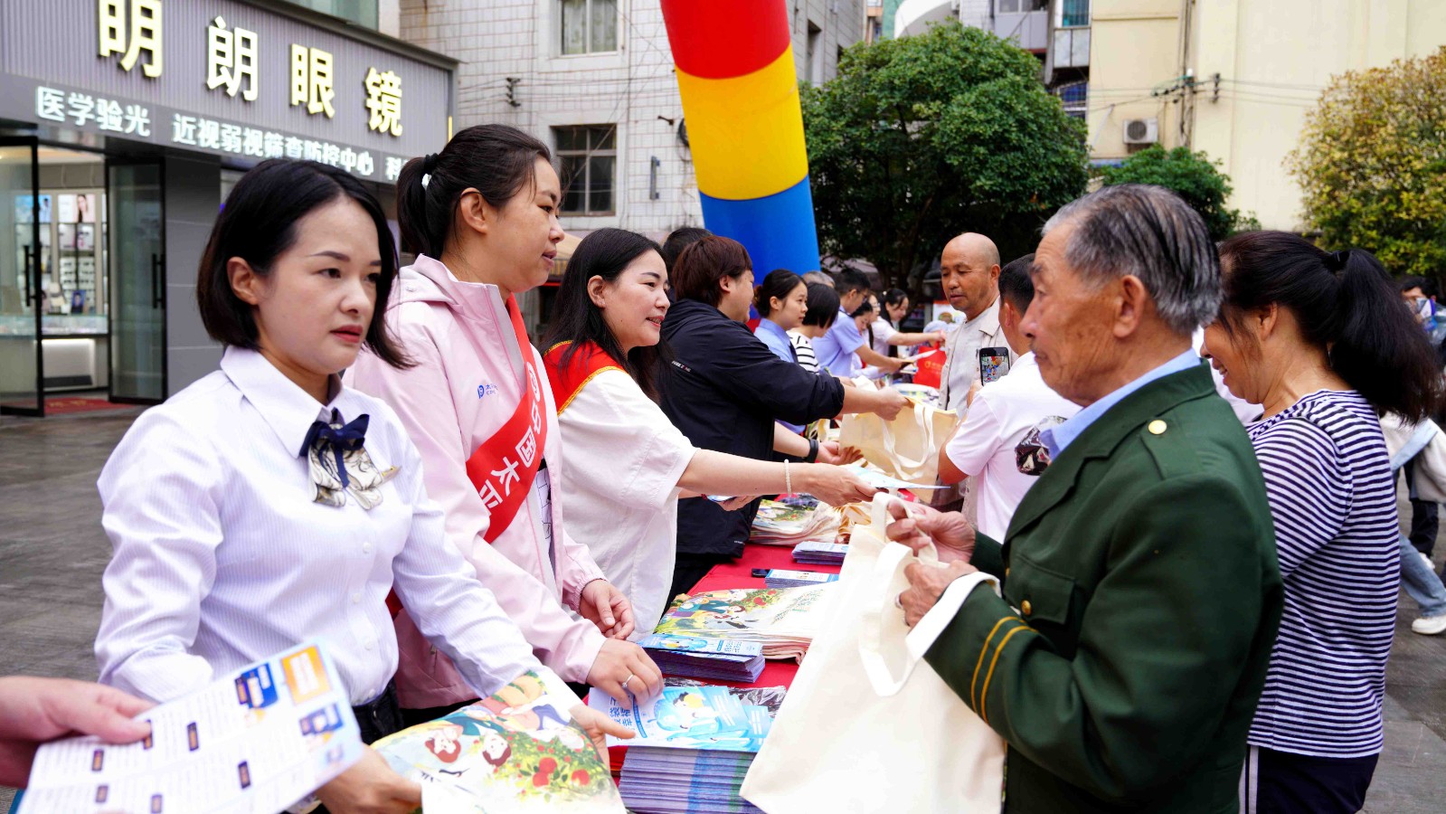​彝良开展防范和打击非法金融活动集中宣传
