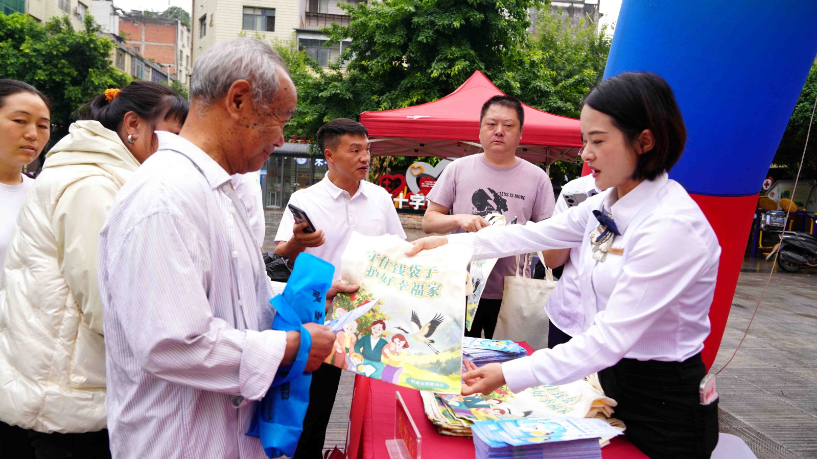 ​彝良开展防范和打击非法金融活动集中宣传