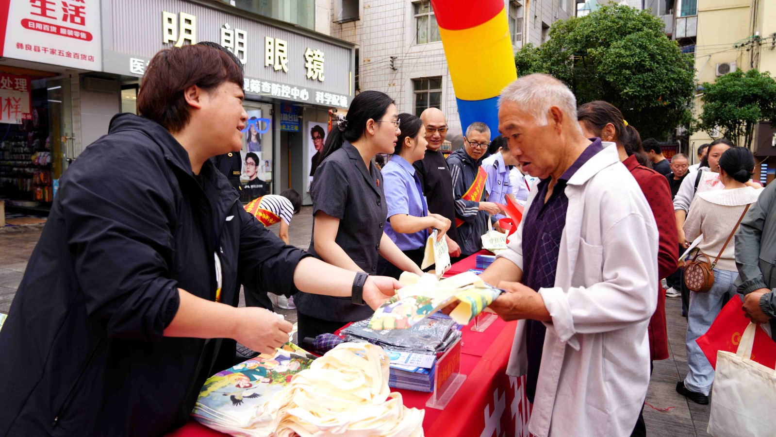 ​彝良开展防范和打击非法金融活动集中宣传