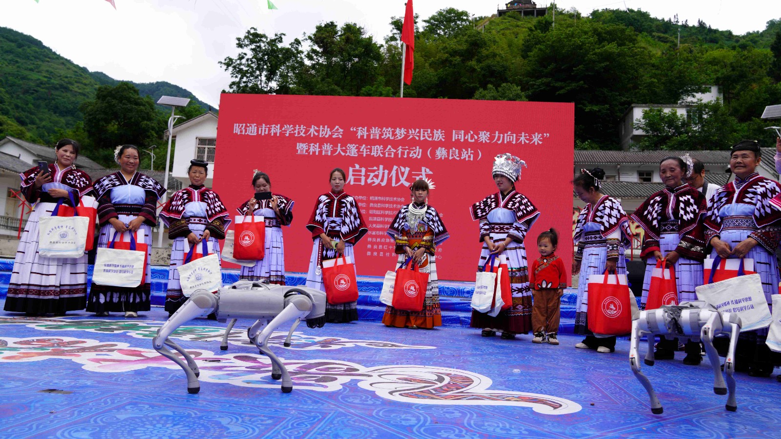 彝良：科普大蓬车走进苗族村寨