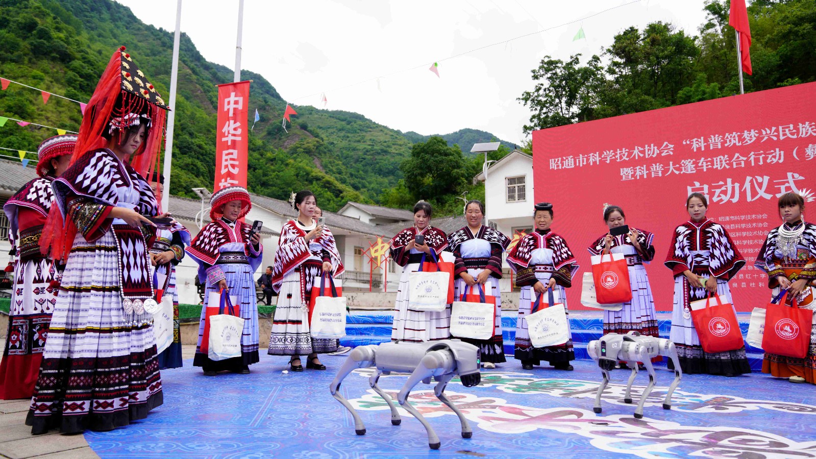 彝良：科普大蓬车走进苗族村寨